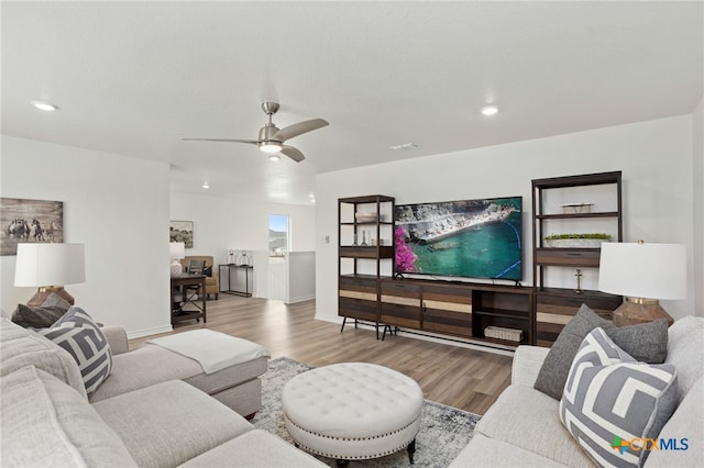 507 Dakota Crk, New Braunfels, TX 78130 - living area with wood finished floors, recessed lighting, a ceiling fan, and baseboards