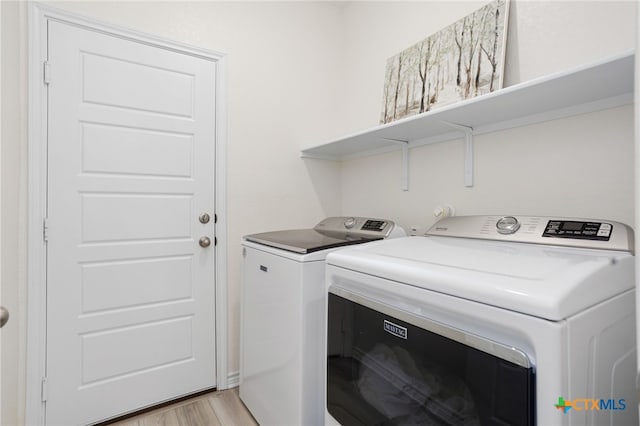 507 Dakota Crk, New Braunfels, TX 78130 - laundry room featuring washer and clothes dryer and light wood-type flooring