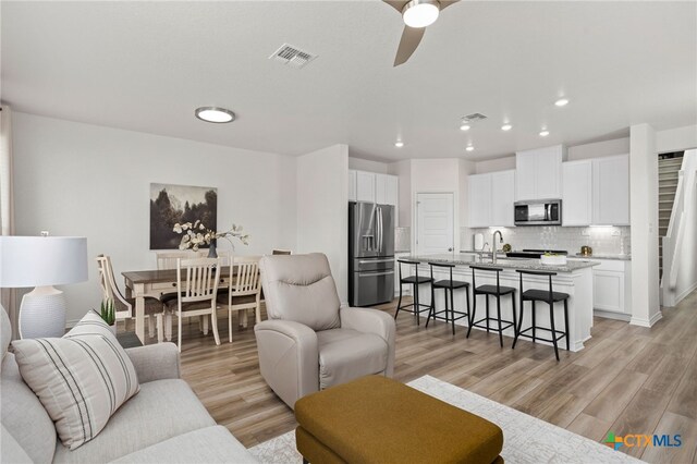 507 Dakota Crk, New Braunfels, TX 78130 - living room featuring a ceiling fan, recessed lighting, and light wood-style flooring