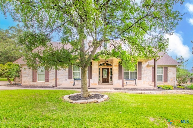 view of front facade featuring a front lawn