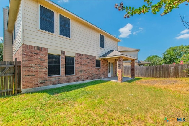 view of front facade with a front lawn