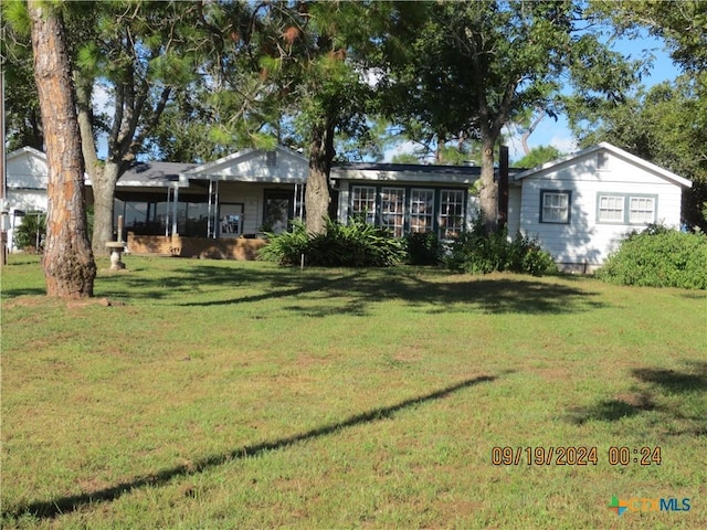 1124 Refugio Hwy, Victoria, TX 77905 - view of front of house featuring a front yard