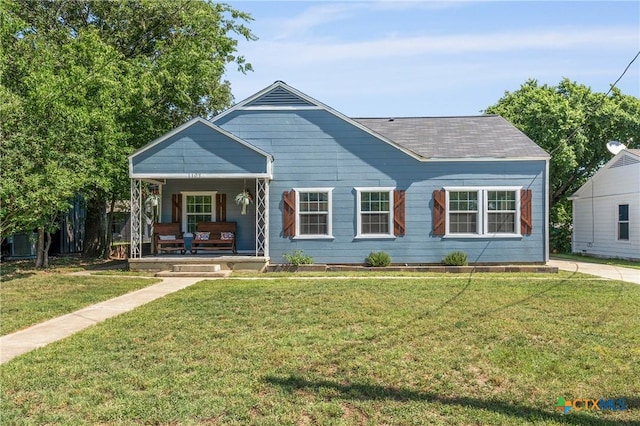 1107 Waco St, Gatesville, TX 76528 - view of front facade featuring covered porch, a front yard, and roof with shingles