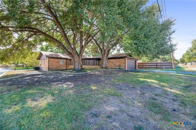 ranch-style home featuring a front lawn