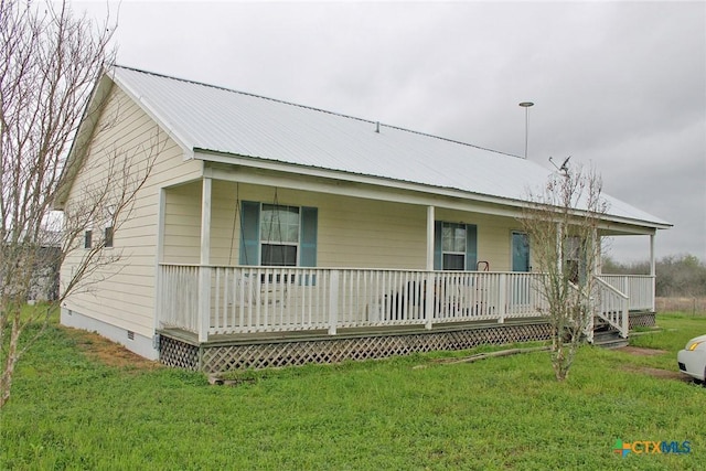 view of front of property with a porch and a front lawn