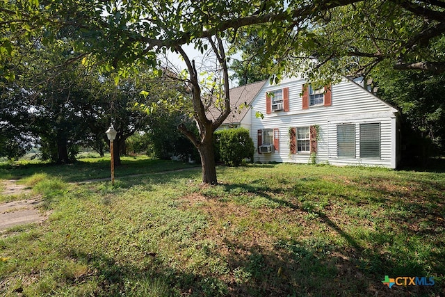 view of front of property featuring a front yard