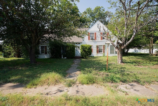 view of front facade with a front lawn