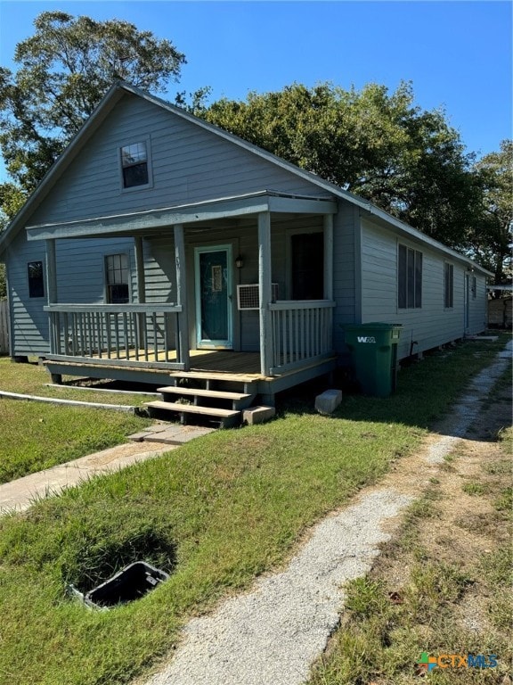 view of front of property featuring a front lawn and a porch