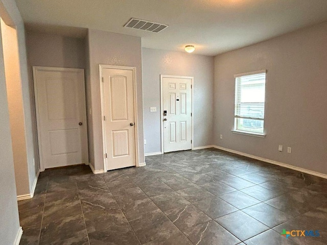 entryway featuring visible vents and baseboards