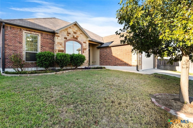 ranch-style home with a front yard