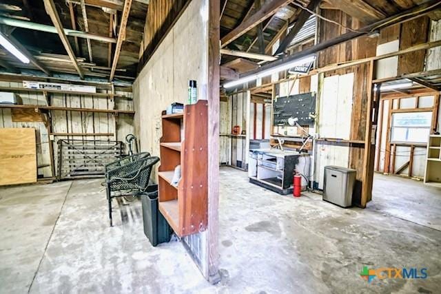 608 N Clinton St, Cuero, TX 77954 - below grade area featuring a workshop area