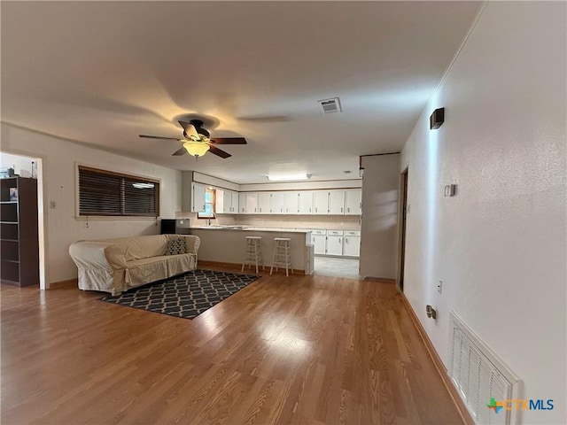 105 Brentwood Pl, Port Lavaca, TX 77979 - living room featuring a ceiling fan and light wood-type flooring