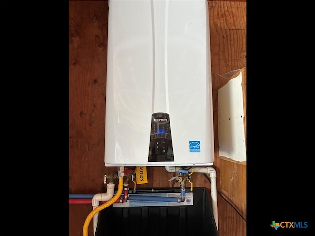 105 Brentwood Pl, Port Lavaca, TX 77979 - utilities featuring water heater