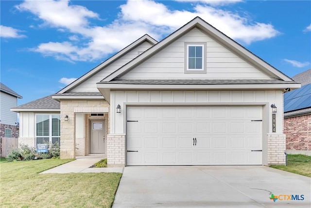 craftsman inspired home featuring a front lawn