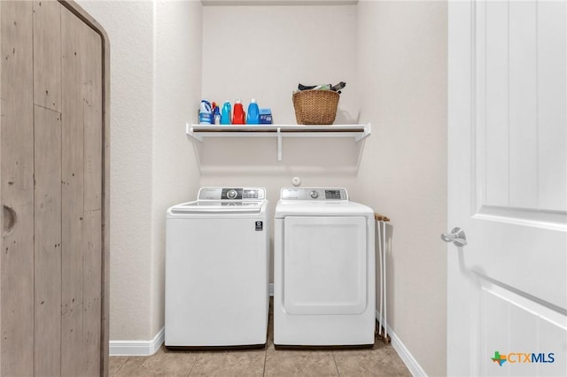 washroom featuring light tile patterned floors and independent washer and dryer