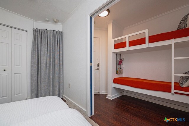 3938 Surfside Blvd Unit 3116, Corpus Christi, TX 78402 - bedroom with crown molding, wood finished floors, baseboards, and a closet