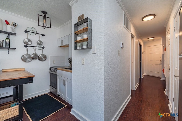 3938 Surfside Blvd Unit 3116, Corpus Christi, TX 78402 - kitchen with stainless steel electric stove, dark wood finished floors, a textured ceiling, ornamental molding, and open shelves