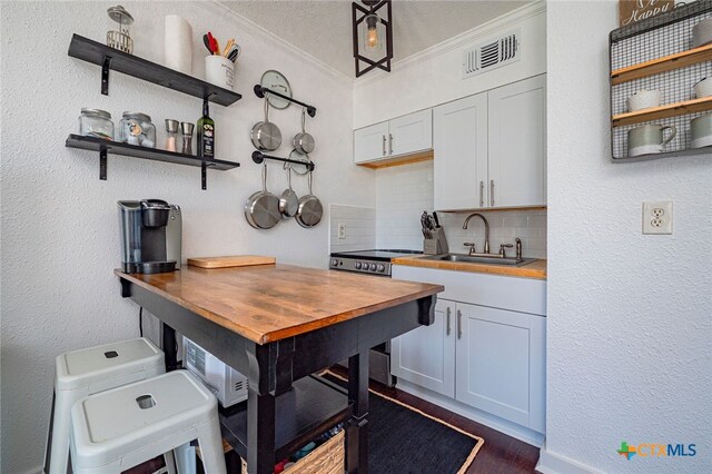 3938 Surfside Blvd Unit 3116, Corpus Christi, TX 78402 - kitchen with a sink, backsplash, crown molding, electric range, and dark wood finished floors