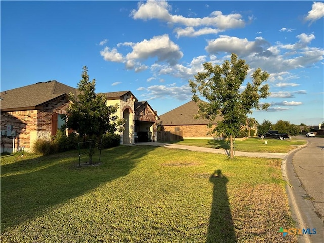 view of front of property featuring a front yard