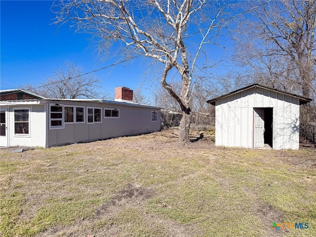 view of yard featuring a shed