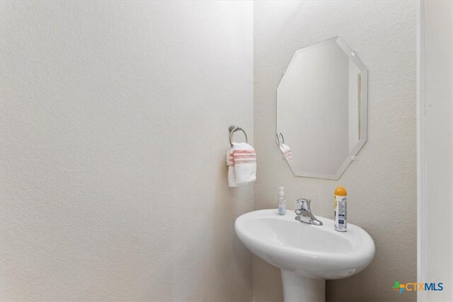 702 Old Settlers Dr, San Marcos, TX 78666 - bathroom featuring a sink