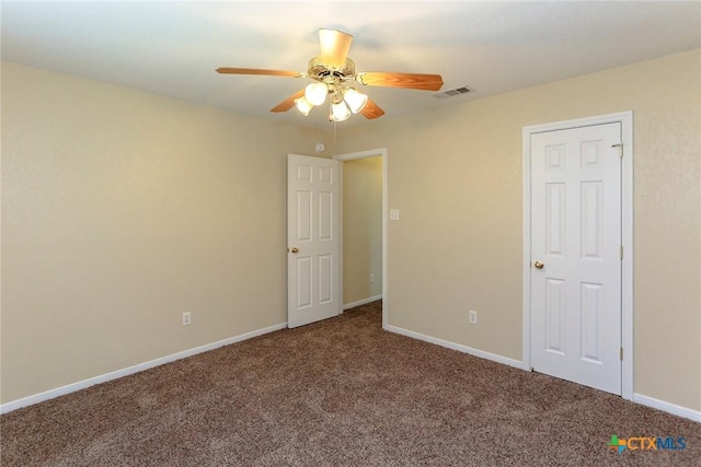 carpeted empty room featuring ceiling fan