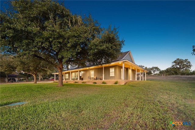 view of front facade with a front yard