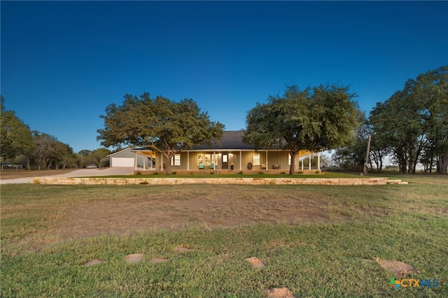 ranch-style house featuring a front yard