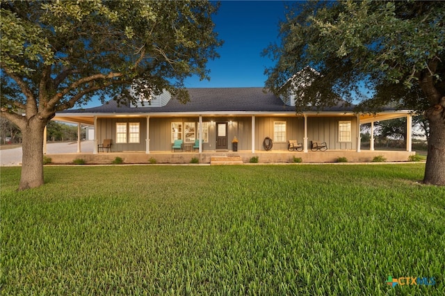 view of front facade with covered porch and a front lawn