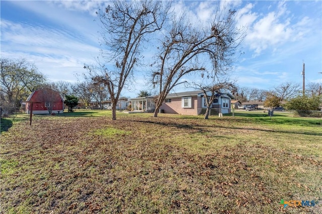 view of yard featuring an outdoor structure