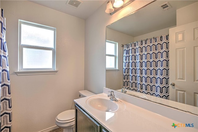 9505 Shimla Dr, Killeen, TX 76542 - bathroom with toilet, vanity, baseboards, and a shower with curtain