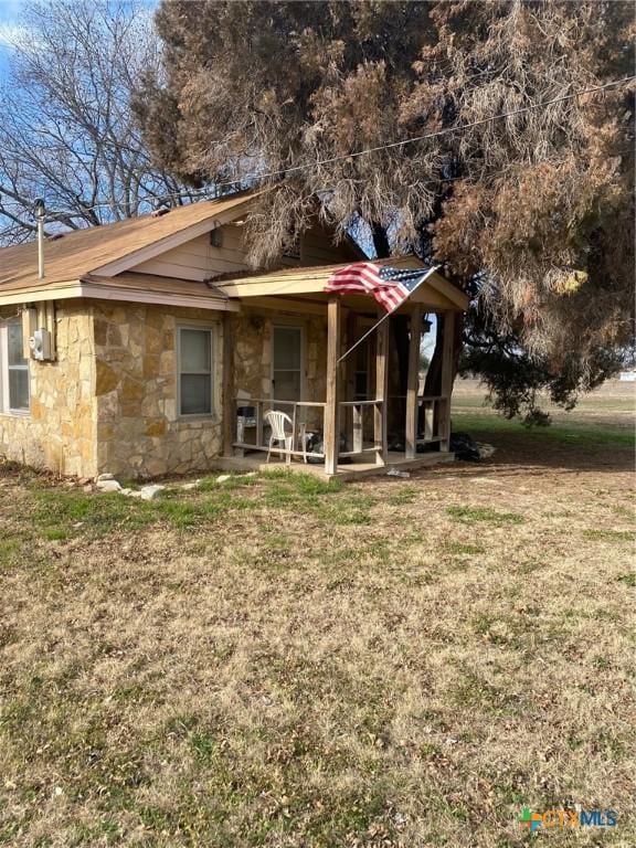 view of front of home with a front lawn