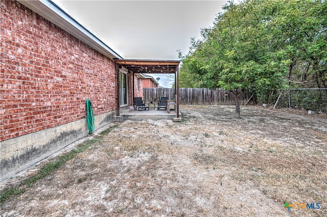 view of yard featuring a patio area