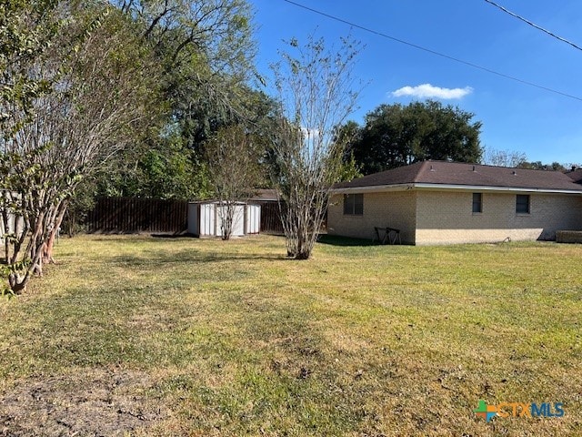 view of yard with a shed