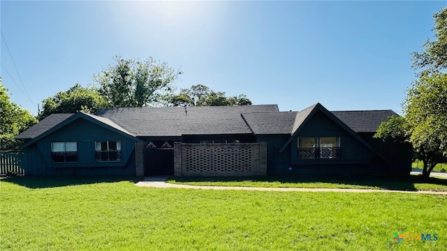 view of front of property with a front yard