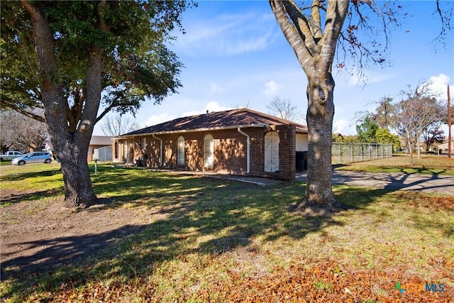 single story home featuring a front lawn