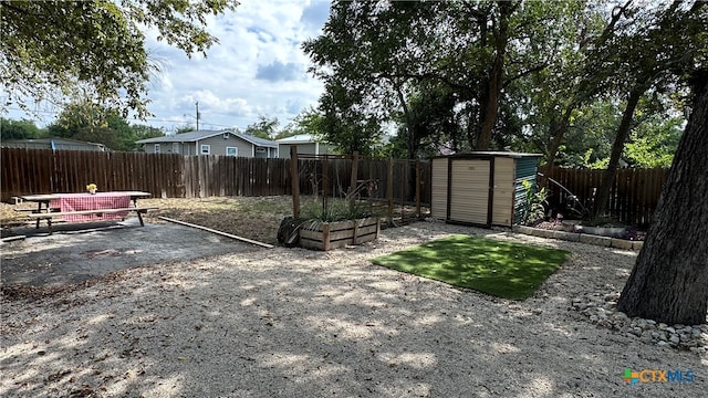 view of yard featuring a storage shed