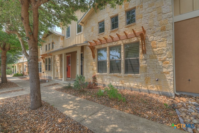 view of front facade