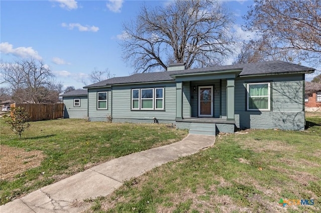 view of front of home featuring a front yard and fence