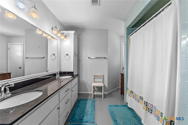 full bathroom featuring baseboards, visible vents, a sink, and a shower with shower curtain