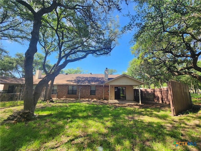 view of front of property featuring a front yard and a patio