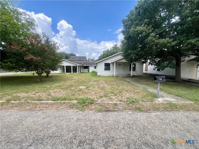 view of front facade featuring a front yard