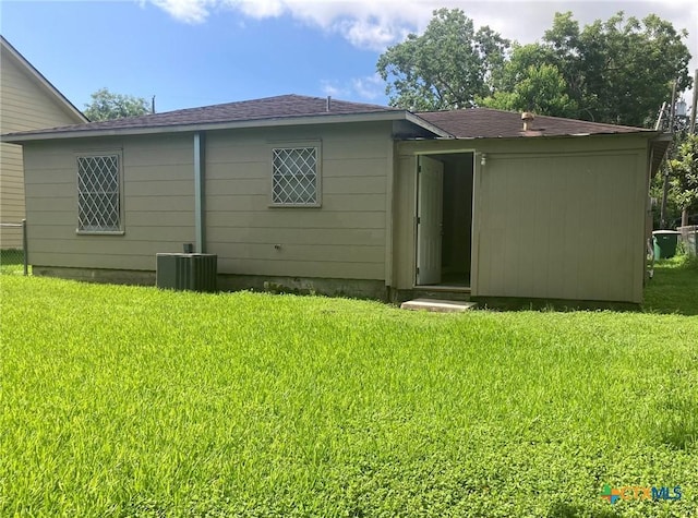 708 E Loma Vista Ave, Victoria, TX 77901 - back of house featuring roof with shingles and a lawn