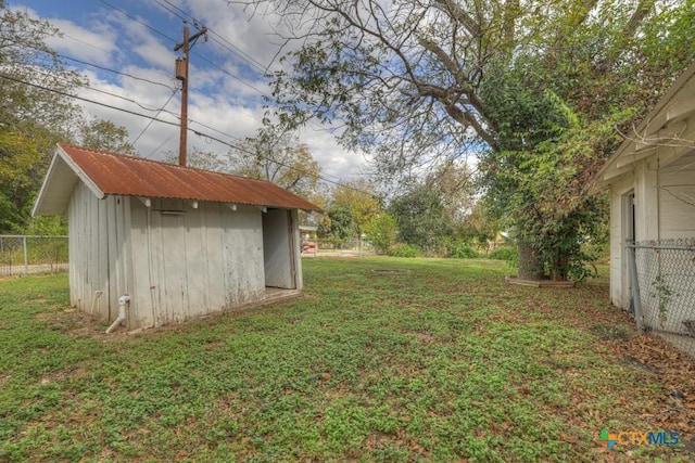 view of yard featuring a storage shed