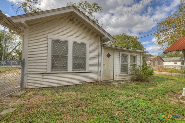 view of front of property with a front yard