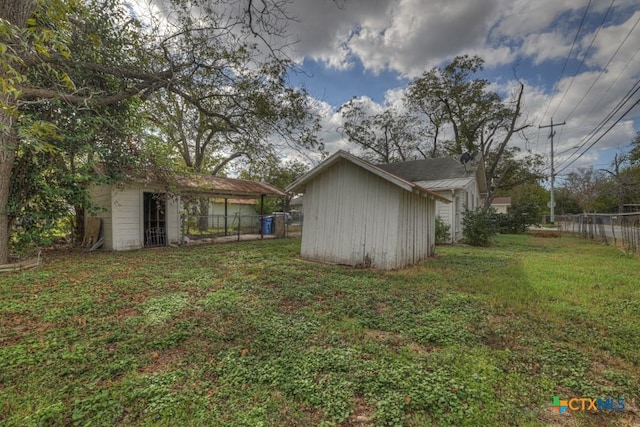 view of yard with a storage unit