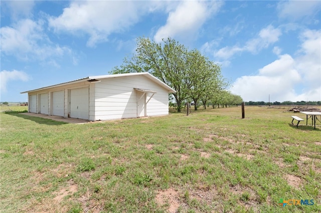 view of yard featuring an outbuilding and a detached garage
