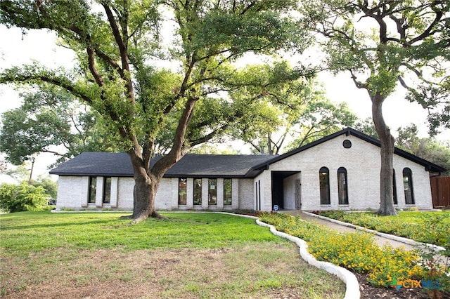 view of front facade featuring a front yard