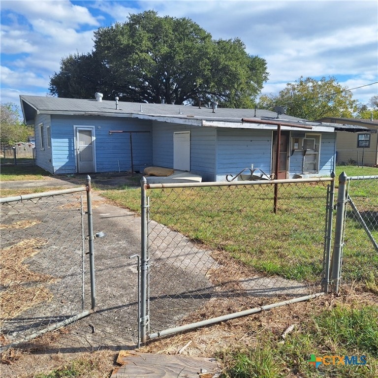 view of front facade featuring a front yard