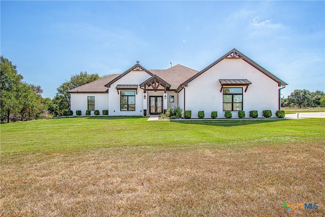 view of front of property featuring a front lawn